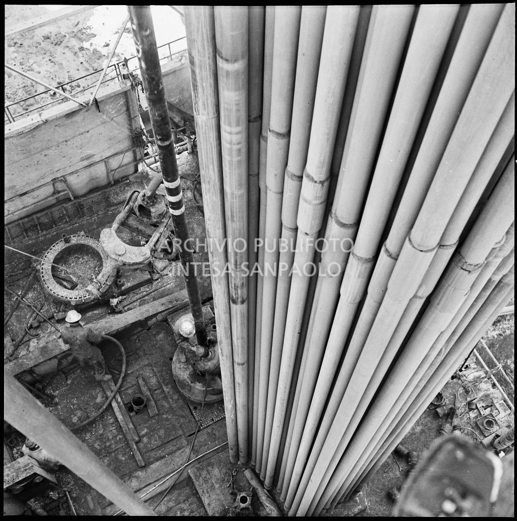 Ripresa dall'alto di un impianto Agip<br>196019