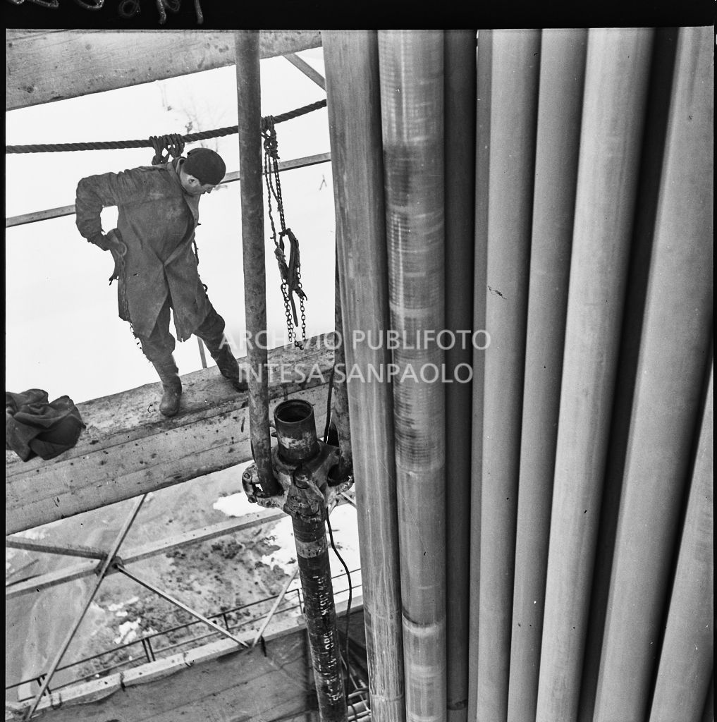 Operaio al lavoro su un impianto Agip<br>196020