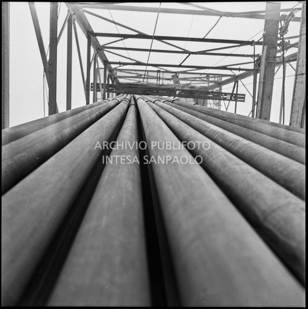 Ripresa dal basso di un impianto Agip<br>196021