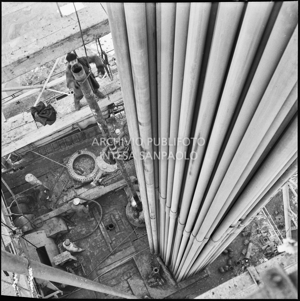 Operaio al lavoro su un impianto Agip ripreso dall'alto<br>196022