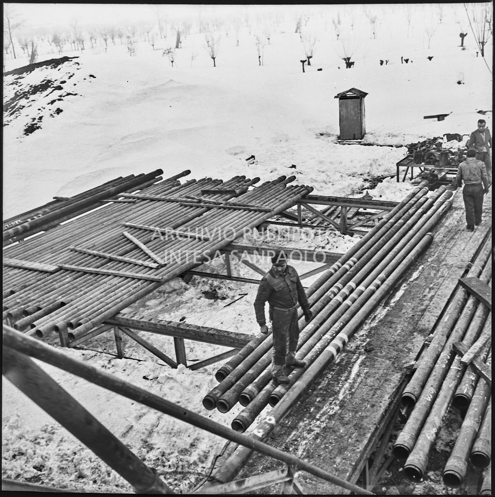 Operai al lavoro su un impianto Agip innevato<br>196023