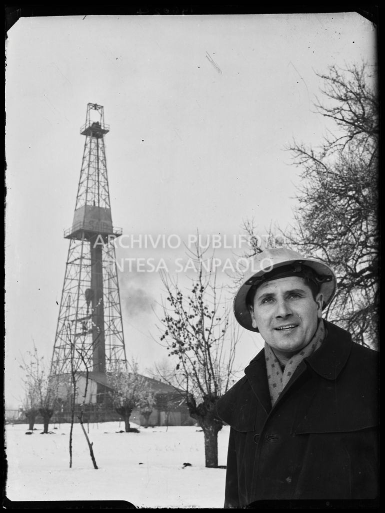 Operaio presso un impianto Agip innevato<br>196024