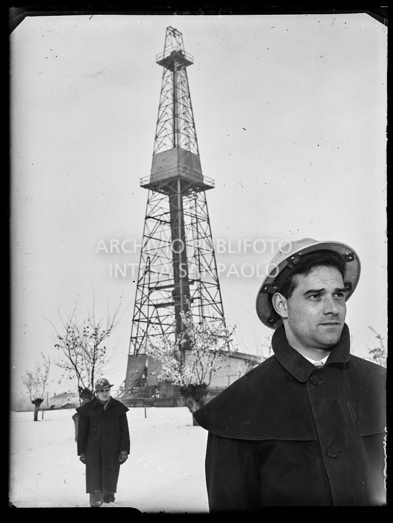 Operai presso un impianto Agip innevato<br>196025