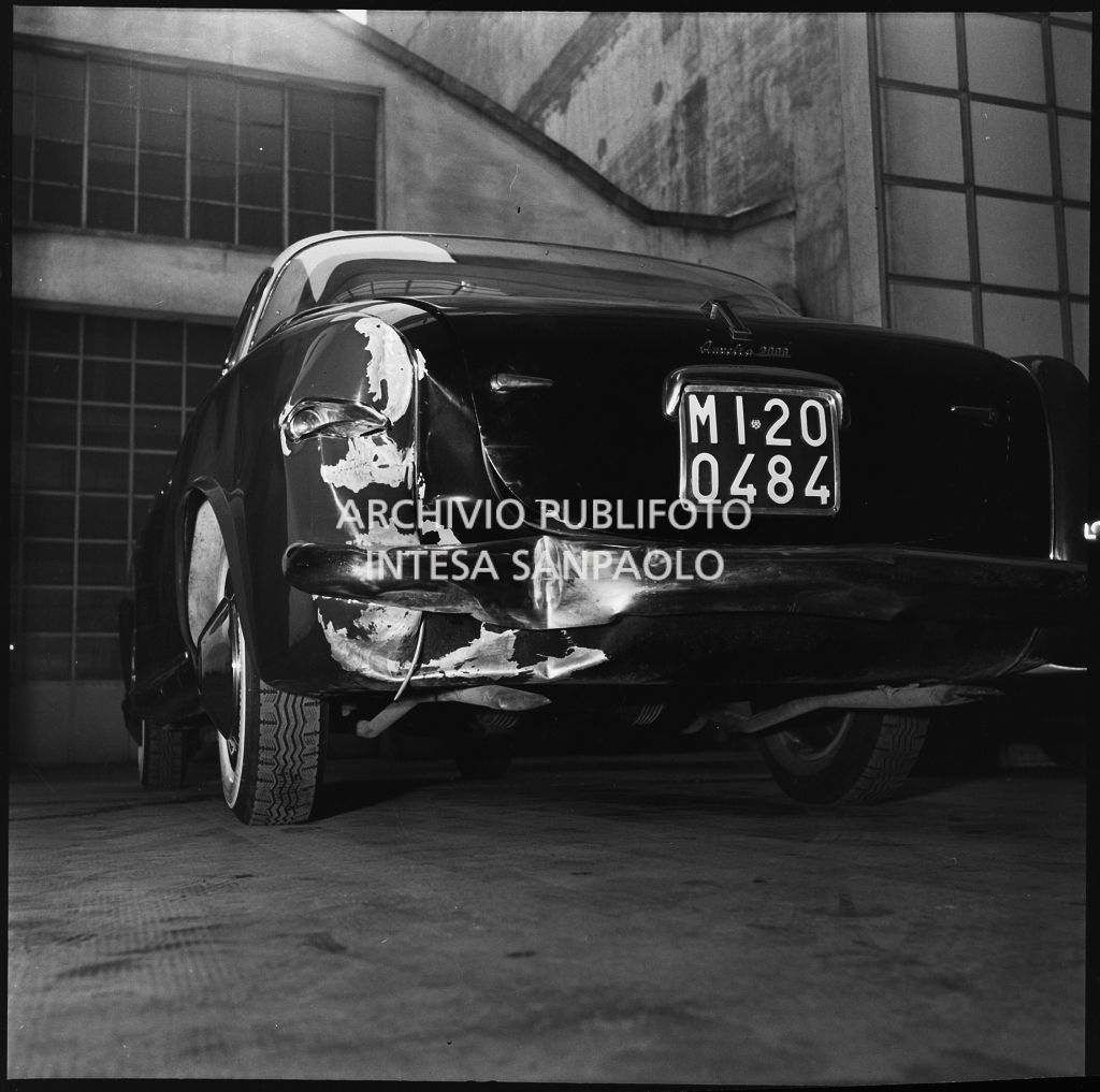 Ripresa posteriore di una Lancia Aurelia B52 coupé Vignale sinistrata<br>196026