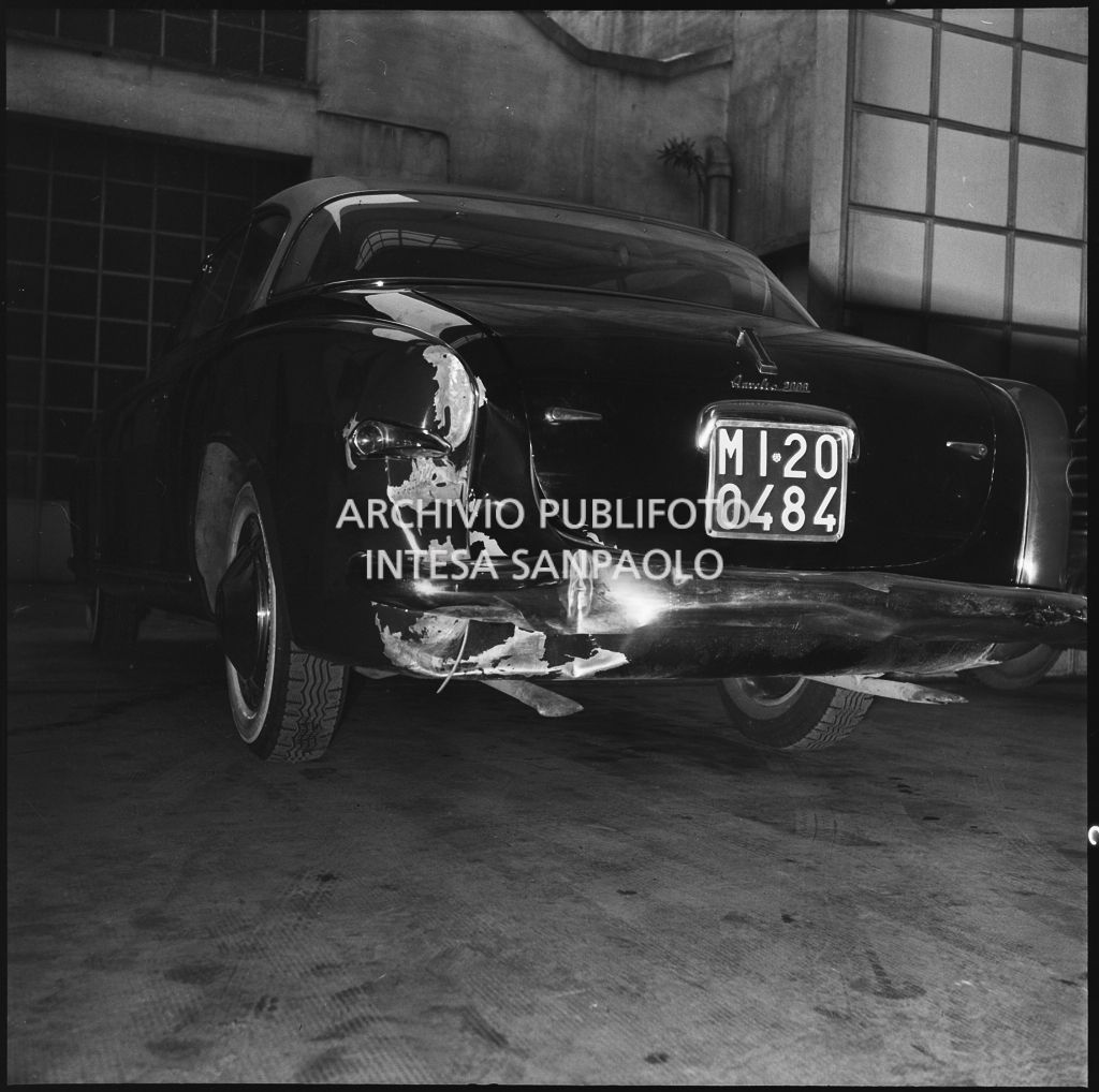 Ripresa posteriore di una Lancia Aurelia B52 coupé Vignale sinistrata<br>196027