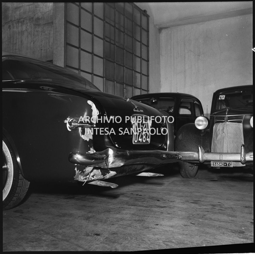 Ripresa posteriore di una Lancia Aurelia B52 coupé Vignale sinistrata<br>196028