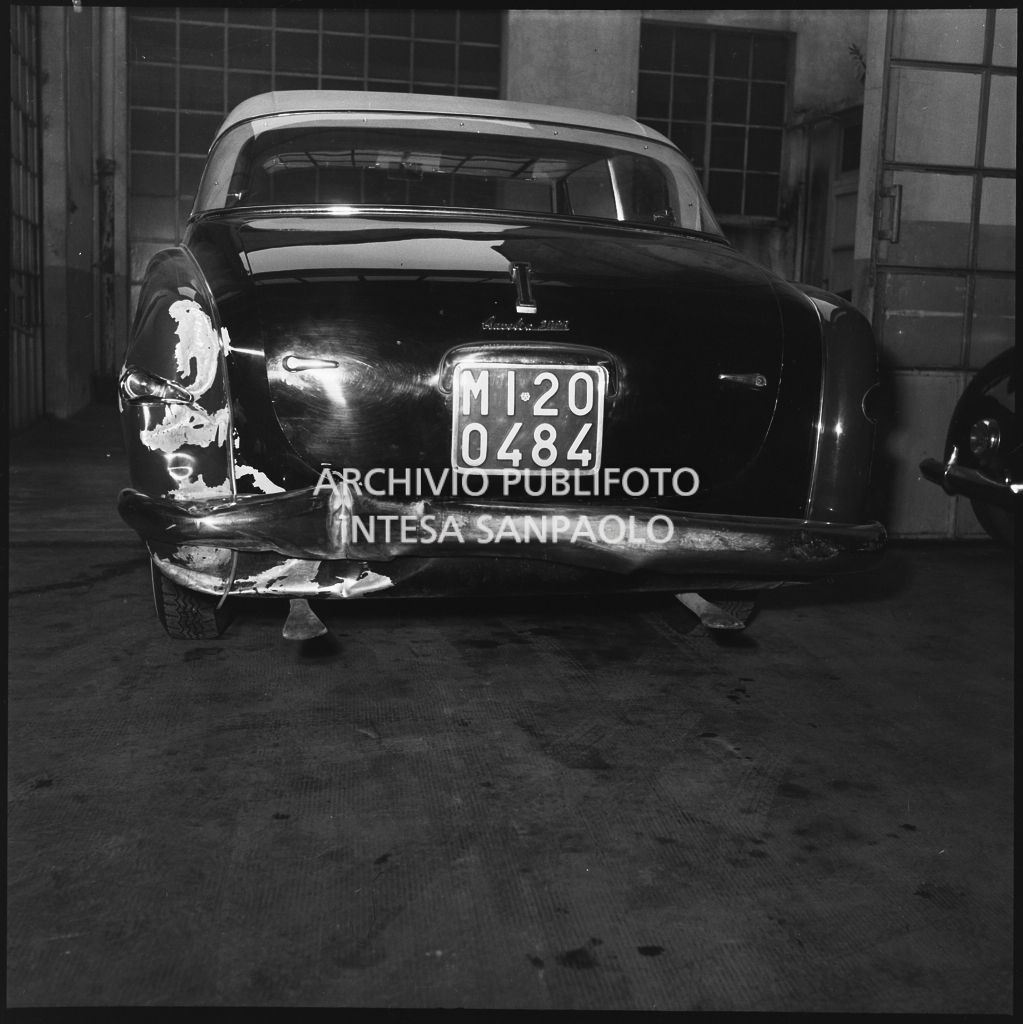 Ripresa posteriore di una Lancia Aurelia B52 coupé Vignale sinistrata<br>196029