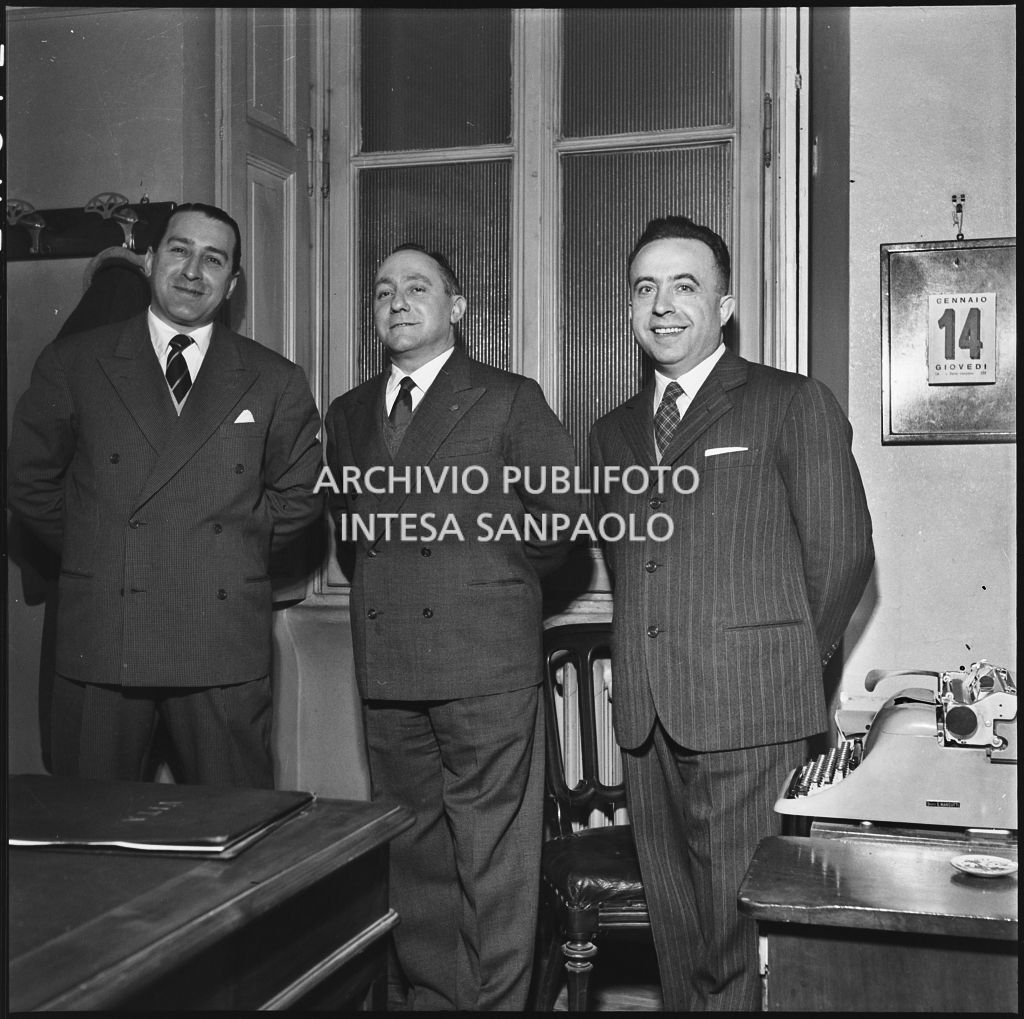 Dipendenti in posa presso la sede de La Fondiaria<br>196040