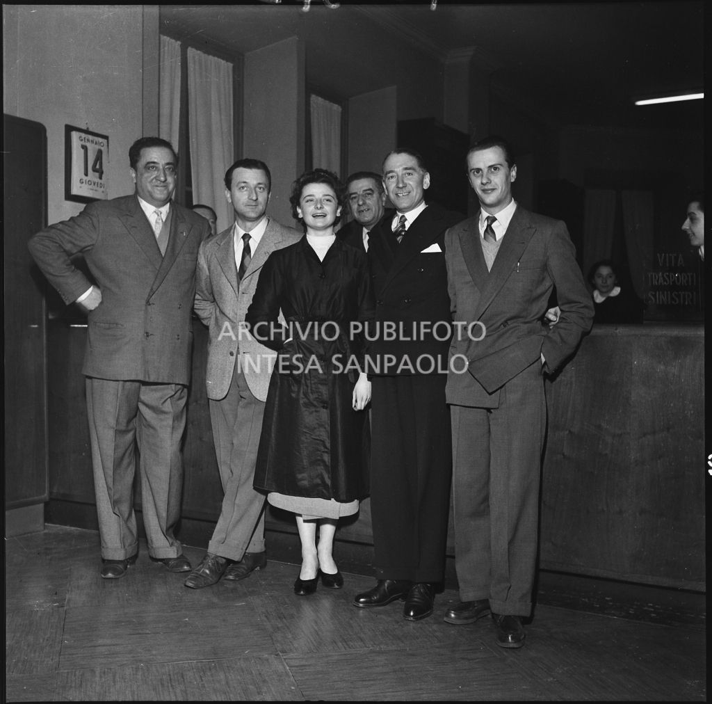 Dipendenti in posa presso la sede de La Fondiaria<br>196042