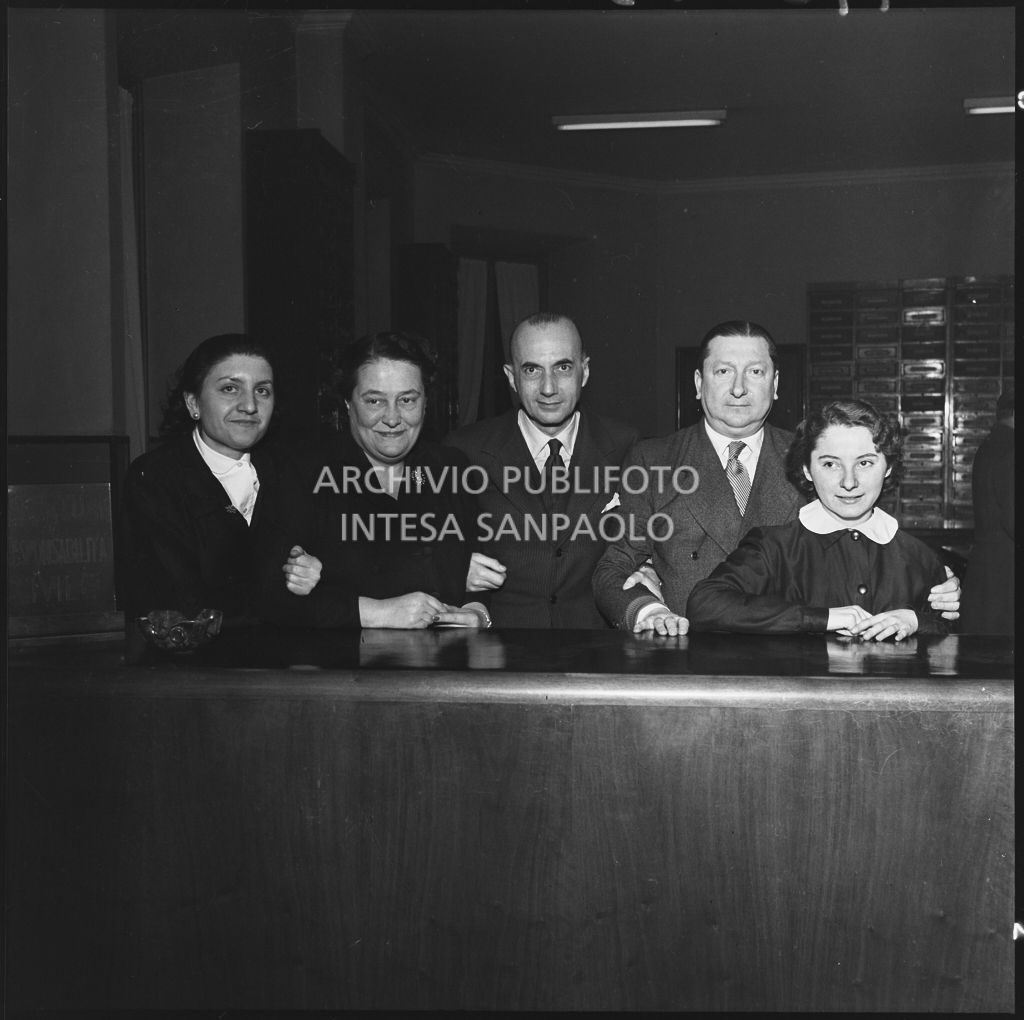 Dipendenti in posa presso la sede de La Fondiaria<br>196043