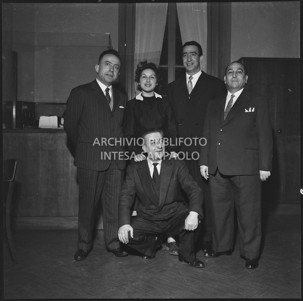 Dipendenti in posa presso la sede de La Fondiaria<br>196044