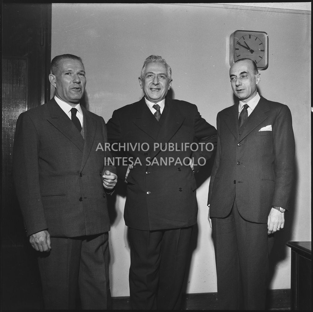 Uomini in posa presso la sede de La Fondiaria<br>196045