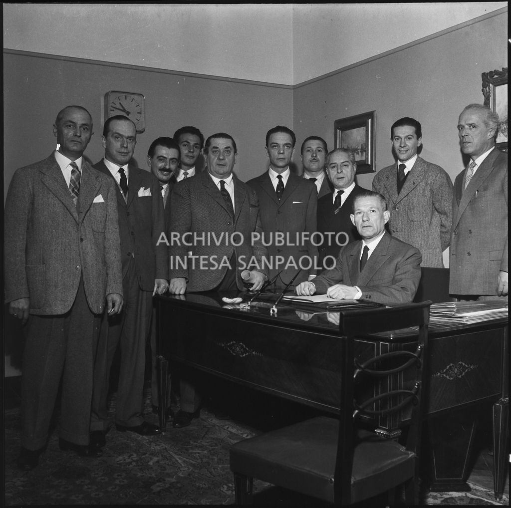 Uomini in posa presso la sede de La Fondiaria<br>196046