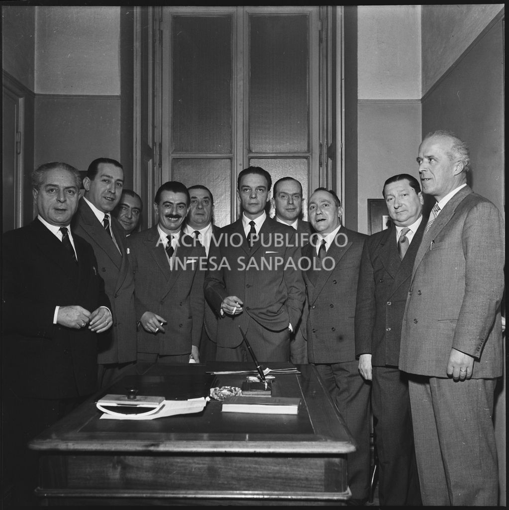 Uomini in posa presso la sede de La Fondiaria<br>196047