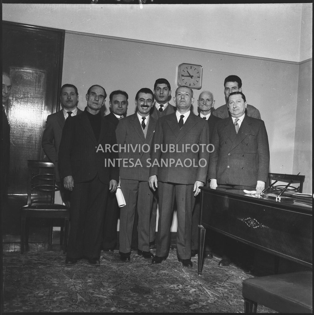 Uomini in posa presso la sede de La Fondiaria<br>196048