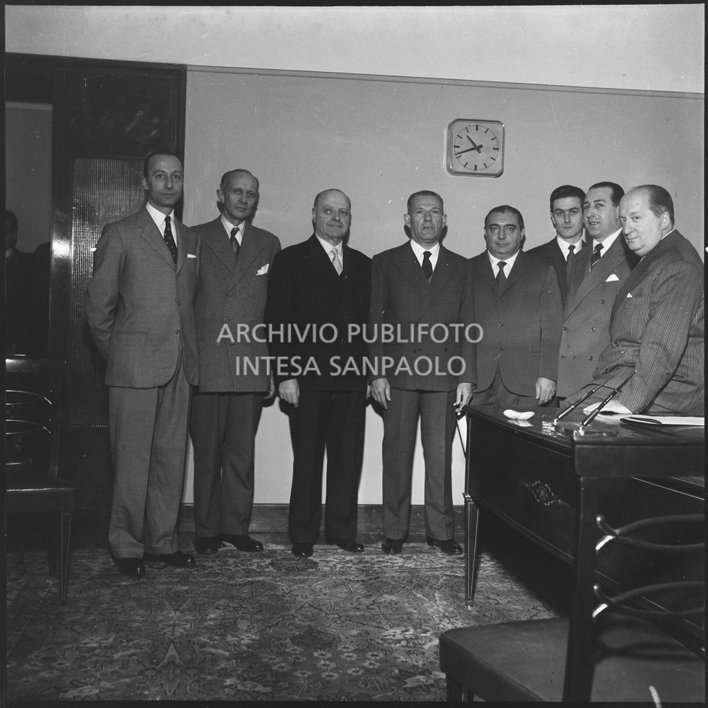 Uomini in posa presso la sede de La Fondiaria<br>196049
