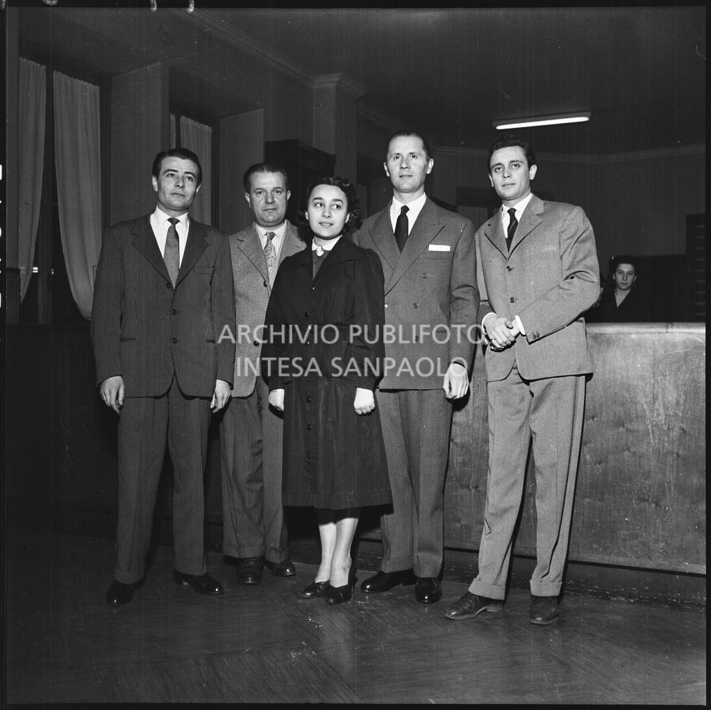 Dipendenti in posa presso la sede de La Fondiaria<br>196054