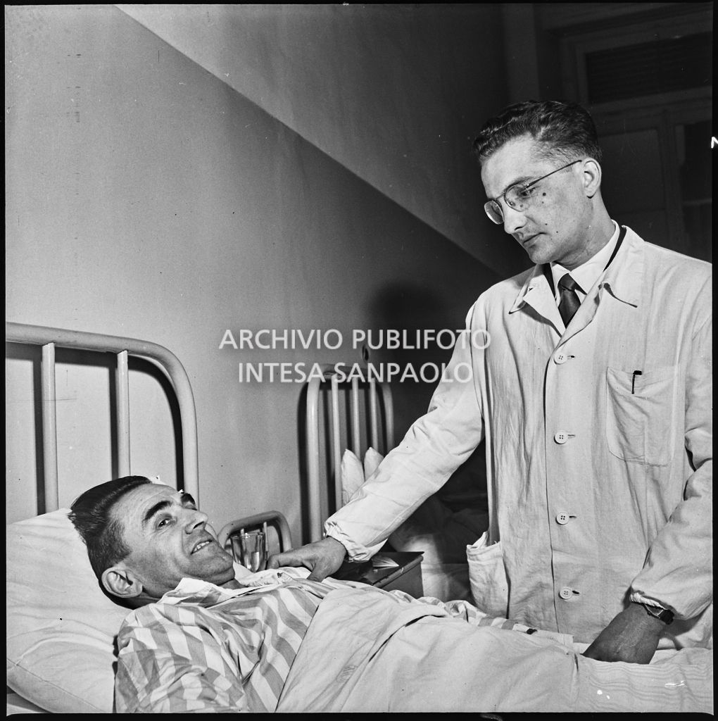 Il dottor Damiano con un degente dell'Ospedale Maggiore di Milano<br>196063