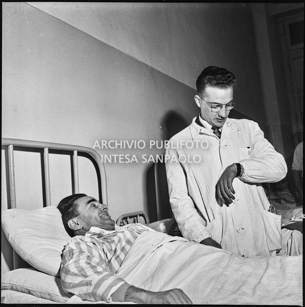 Il dottor Damiano con un degente dell'Ospedale Maggiore di Milano<br>196064