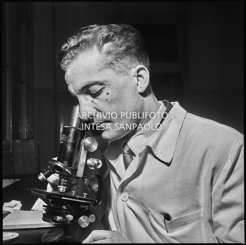 Il dottor Damiano dell'Ospedale Maggiore di Milano ritratto al lavoro davanti al microscopio<br>196066
