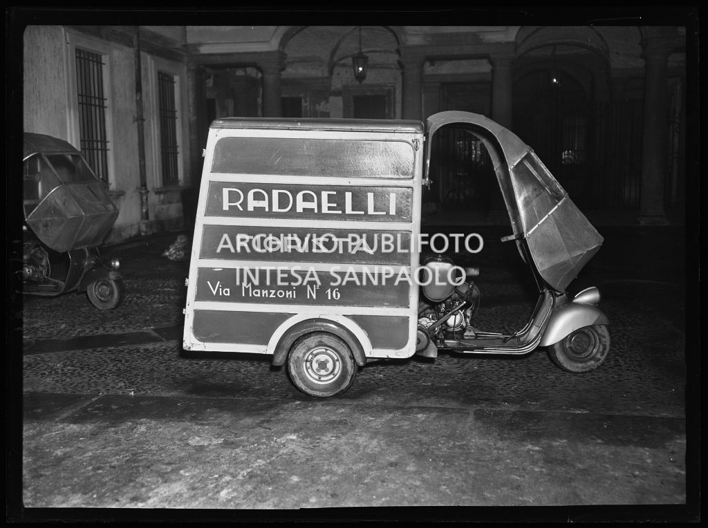 Piaggio Ape del fiorista Radaelli con sede in via Manzoni 16 a Milano<br>196081