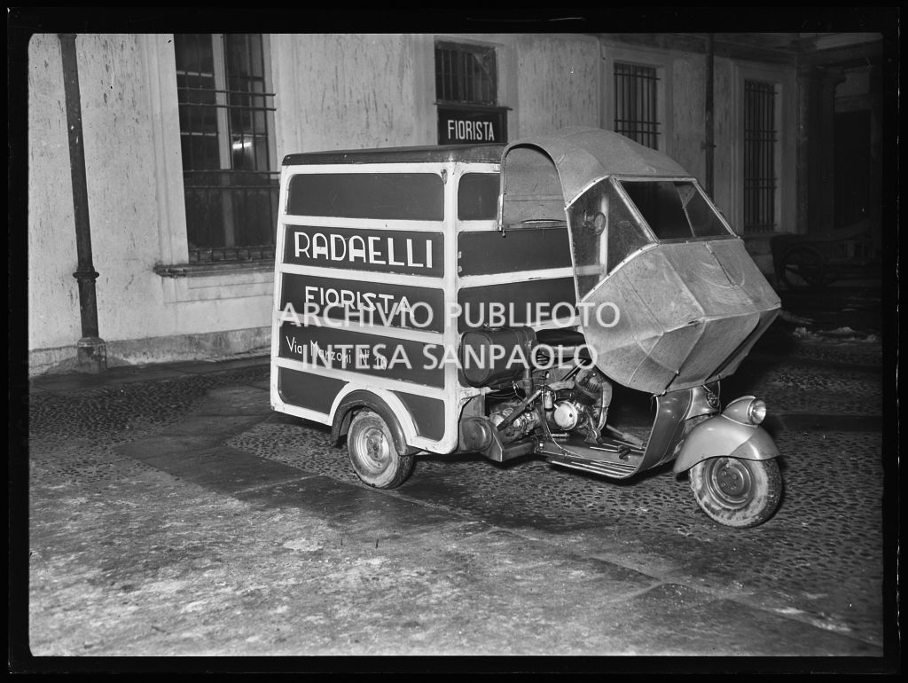 Piaggio Ape del fiorista Radaelli  con sede in via Manzoni 16 a Milano<br>196082
