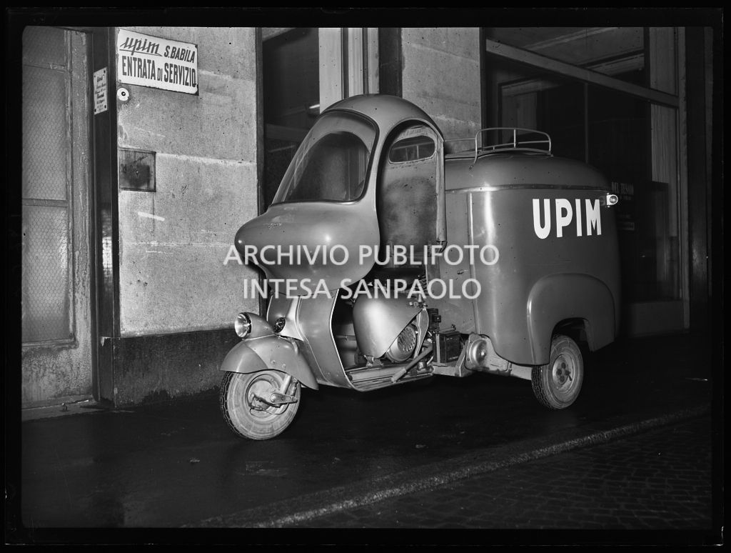 Piaggio Ape della Upim di San Babila parcheggiato presso l'entrata di servizio<br>196083