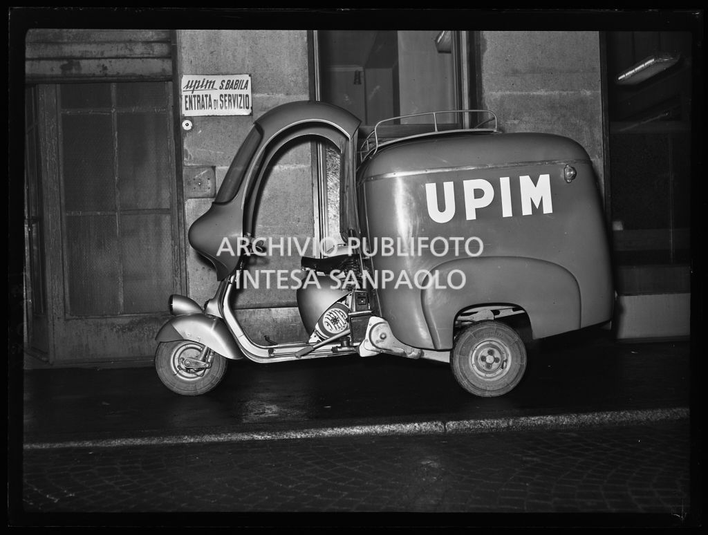 Piaggio Ape della Upim di San Babila parcheggiato presso l'entrata di servizio<br>196084