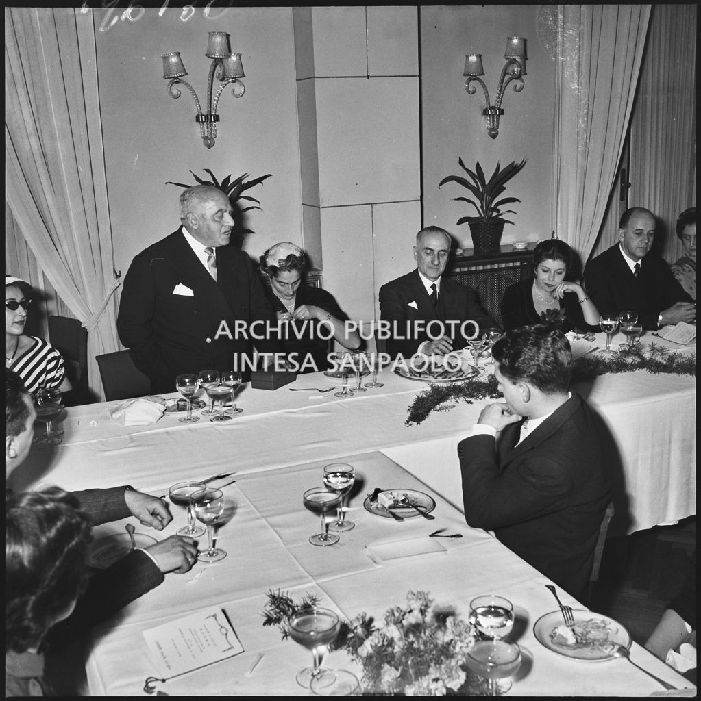 Un uomo pronuncia un discorso in occasione del banchetto della SAER al ristorante Tantalo di Milano<br>196130