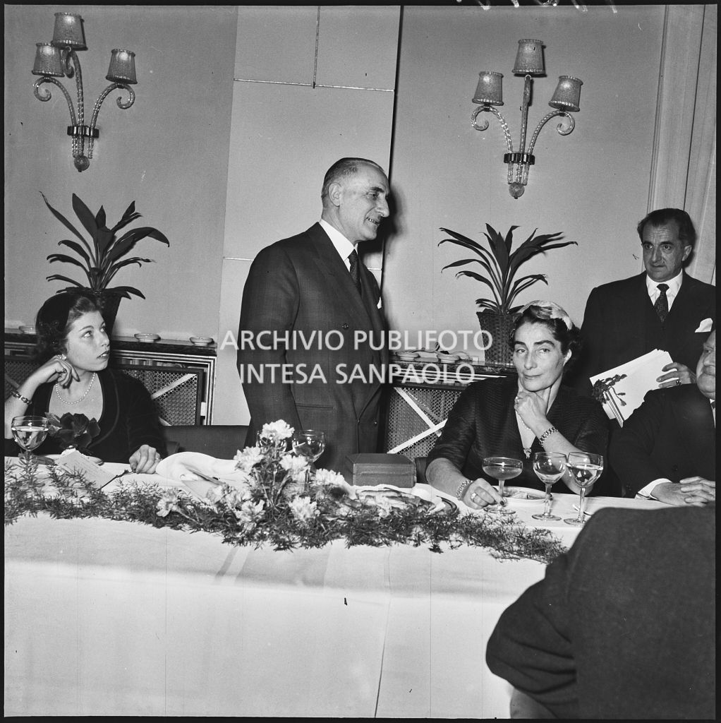 Un uomo pronuncia un discorso in occasione del banchetto della SAER al ristorante Tantalo di Milano<br>196131