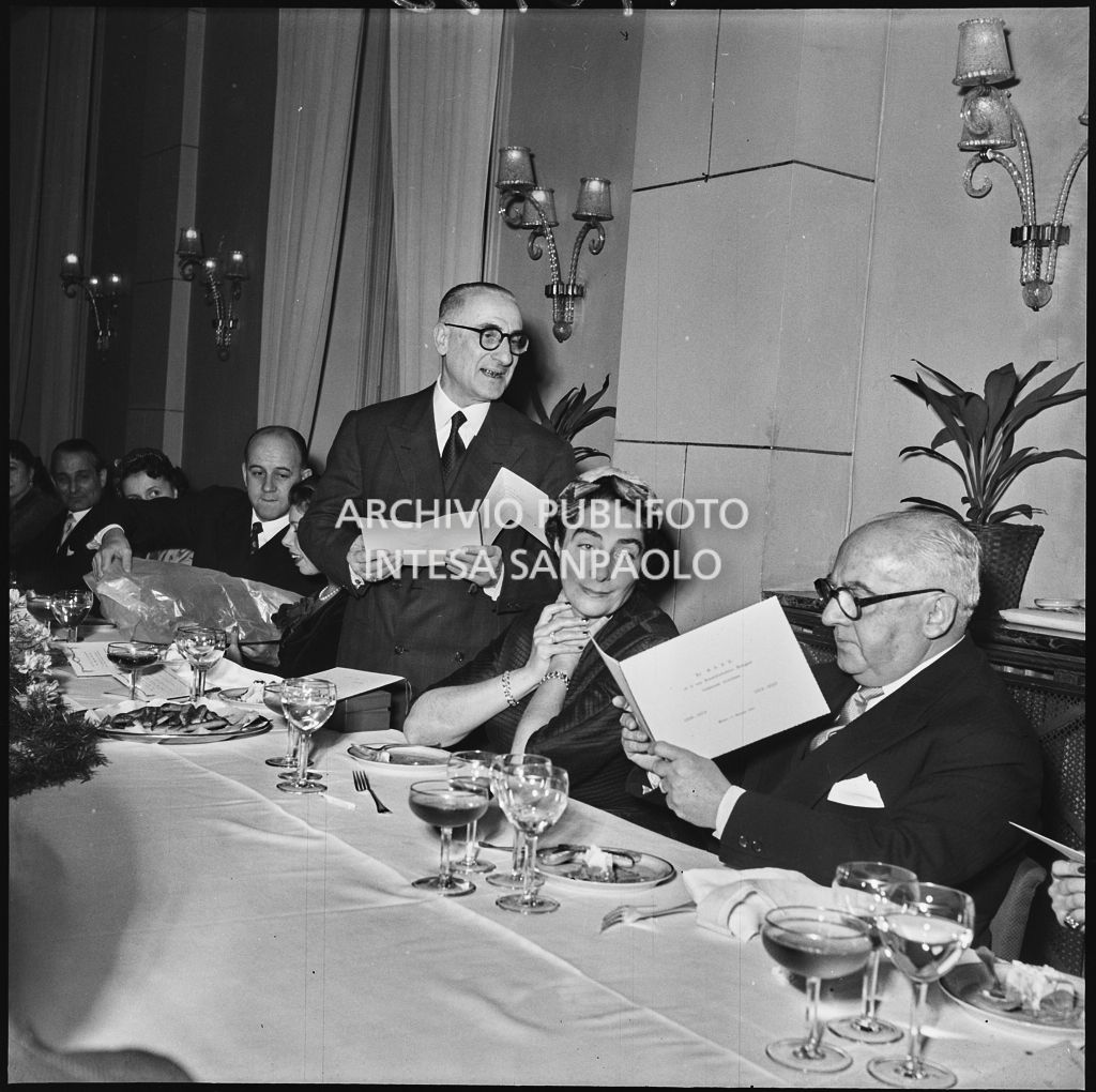 Un uomo pronuncia un discorso in occasione del banchetto della SAER al ristorante Tantalo di Milano<br>196132