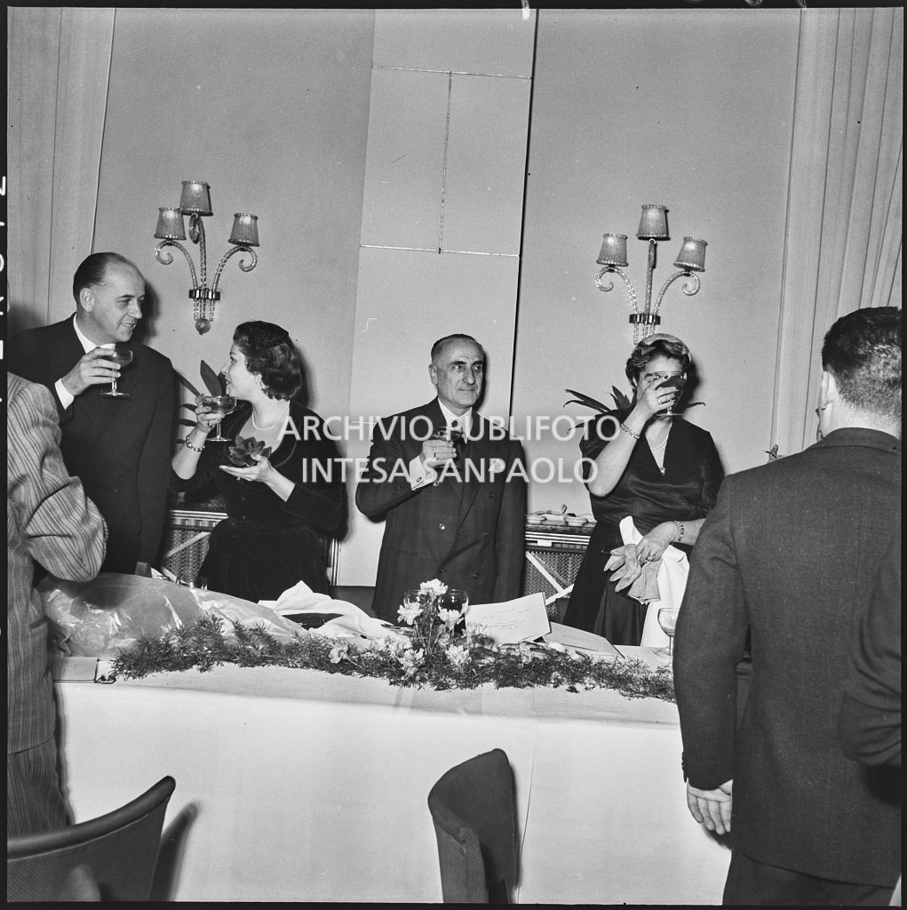 Brindisi in occasione del banchetto della SAER al ristorante Tantalo di Milano<br>196134