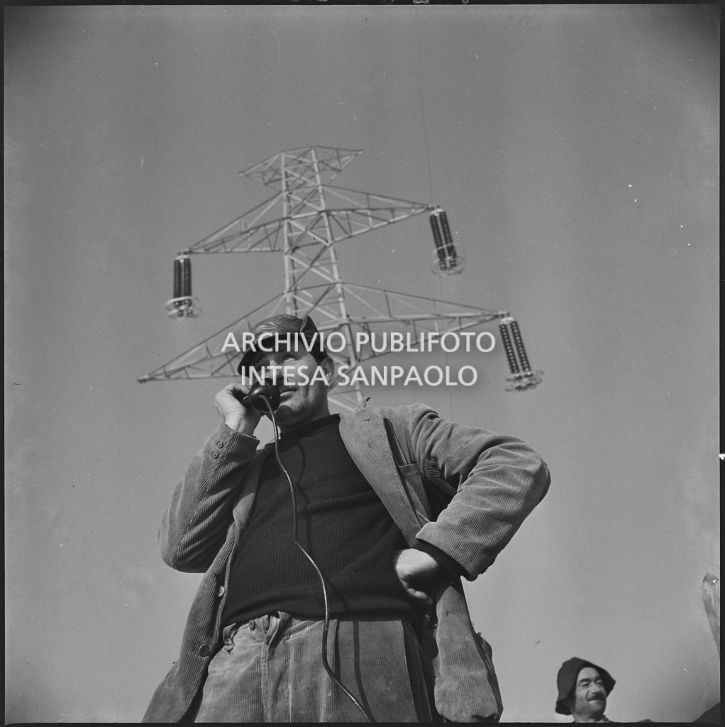 Operaio al telefono durante i lavori di allacciamento dei cavi elettrici della Edison<br>196139