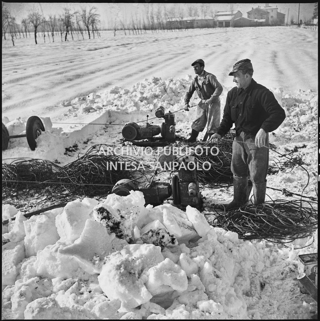 Operai al lavoro nella neve per l'allacciamento dei cavi elettrici della Edison<br>196142