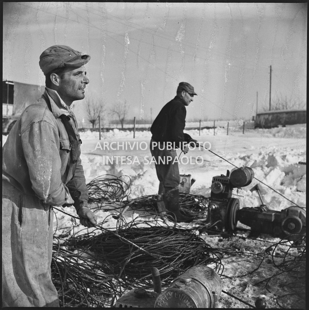 Operai al lavoro nella neve per l'allacciamento dei cavi elettrici della Edison<br>196143