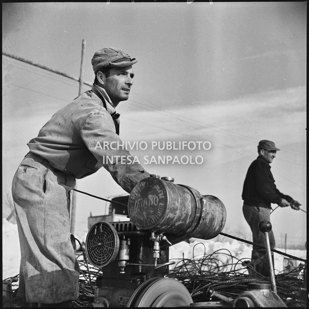 Operai al lavoro per l'allacciamento dei cavi elettrici della Edison<br>196144