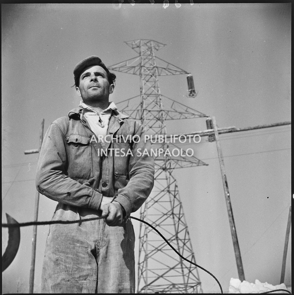 Operaio al lavoro per l'allacciamento dei cavi elettrici della Edison<br>196145