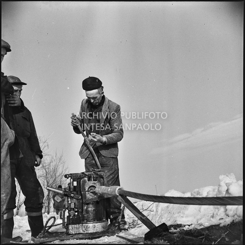 Operai al lavoro nella neve per l'allacciamento dei cavi elettrici della Edison<br>196146
