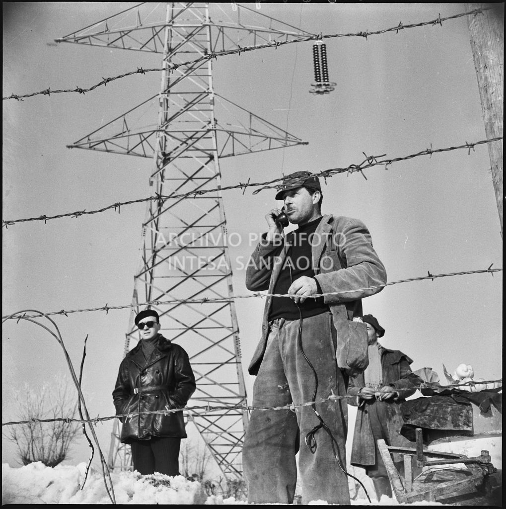 Operaio al telefono durante i lavori di allacciamento dei cavi elettrici della Edison<br>196147