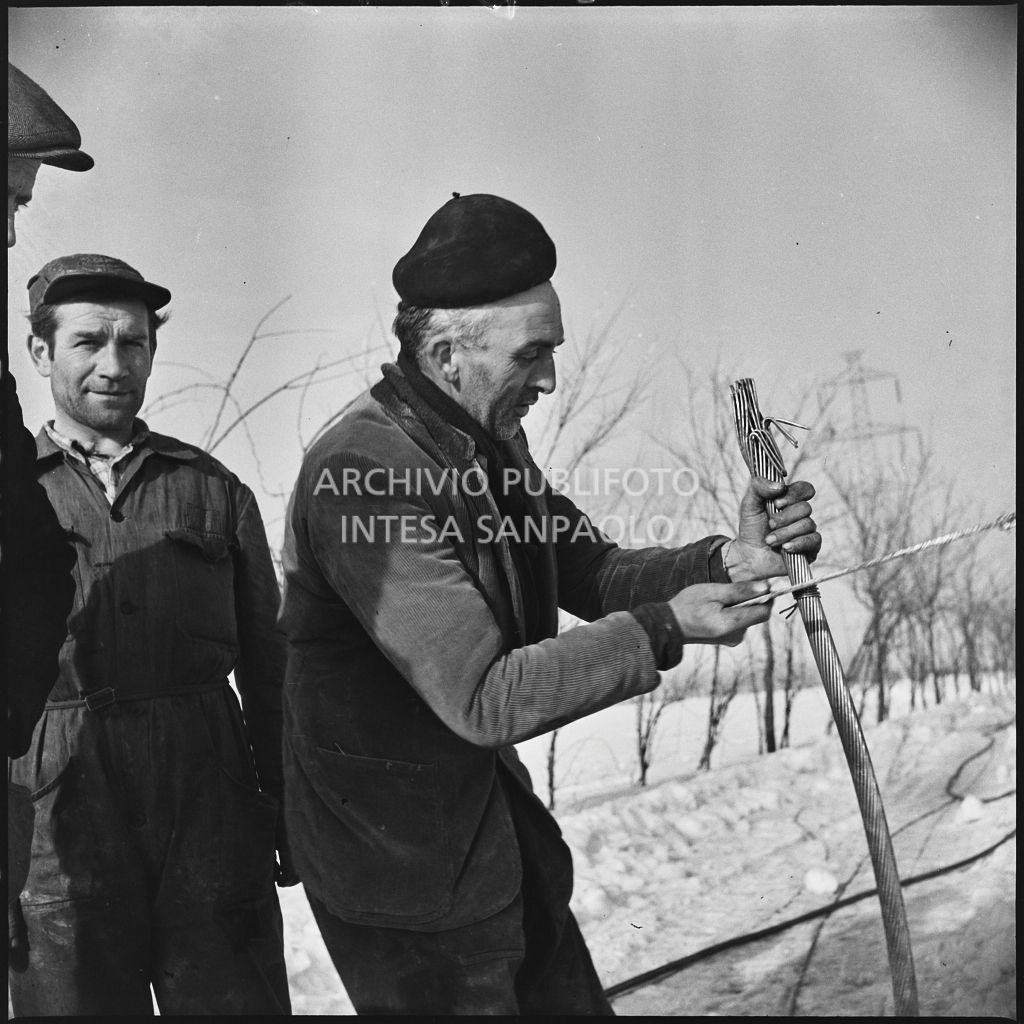 Operai al lavoro nella neve per l'allacciamento dei cavi elettrici della Edison<br>196149