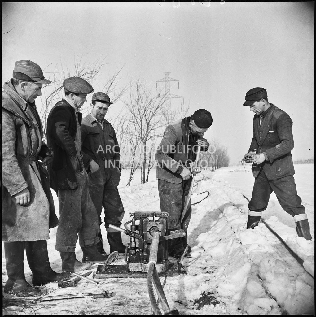 Operai al lavoro nella neve per l'allacciamento dei cavi elettrici della Edison<br>196150
