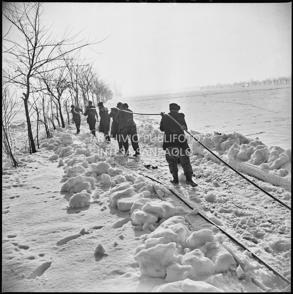 Operai al lavoro nella neve per l'allacciamento dei cavi elettrici della Edison<br>196151
