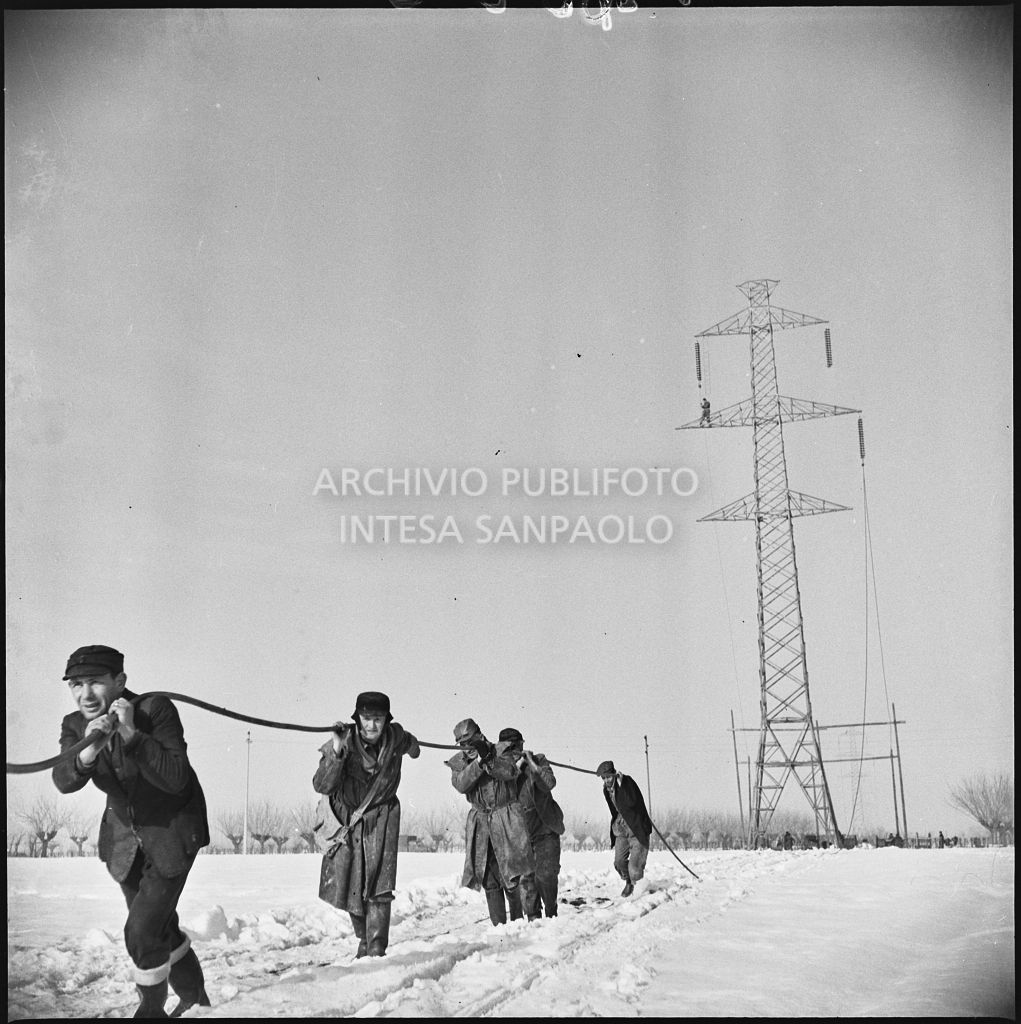 Operai al lavoro nella neve per l'allacciamento dei cavi elettrici della Edison<br>196152