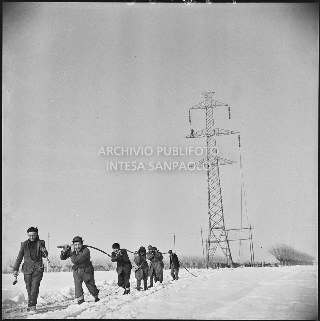 Operai al lavoro nella neve per l'allacciamento dei cavi elettrici della Edison<br>196153