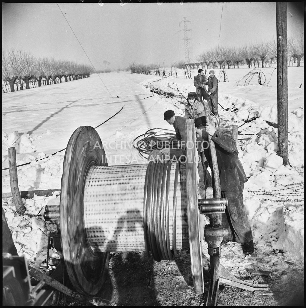 Operai al lavoro nella neve per l'allacciamento dei cavi elettrici della Edison<br>196154