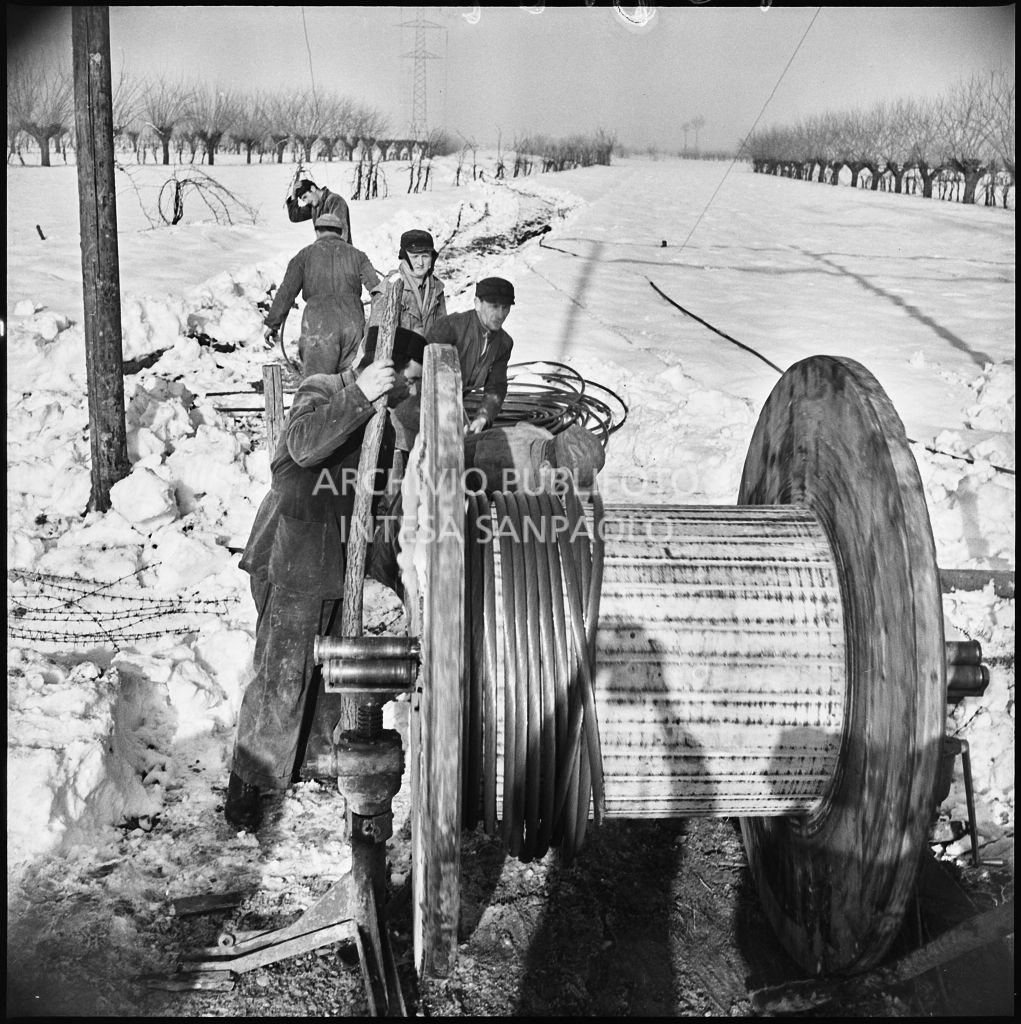 Operai al lavoro nella neve per l'allacciamento dei cavi elettrici della Edison<br>196155
