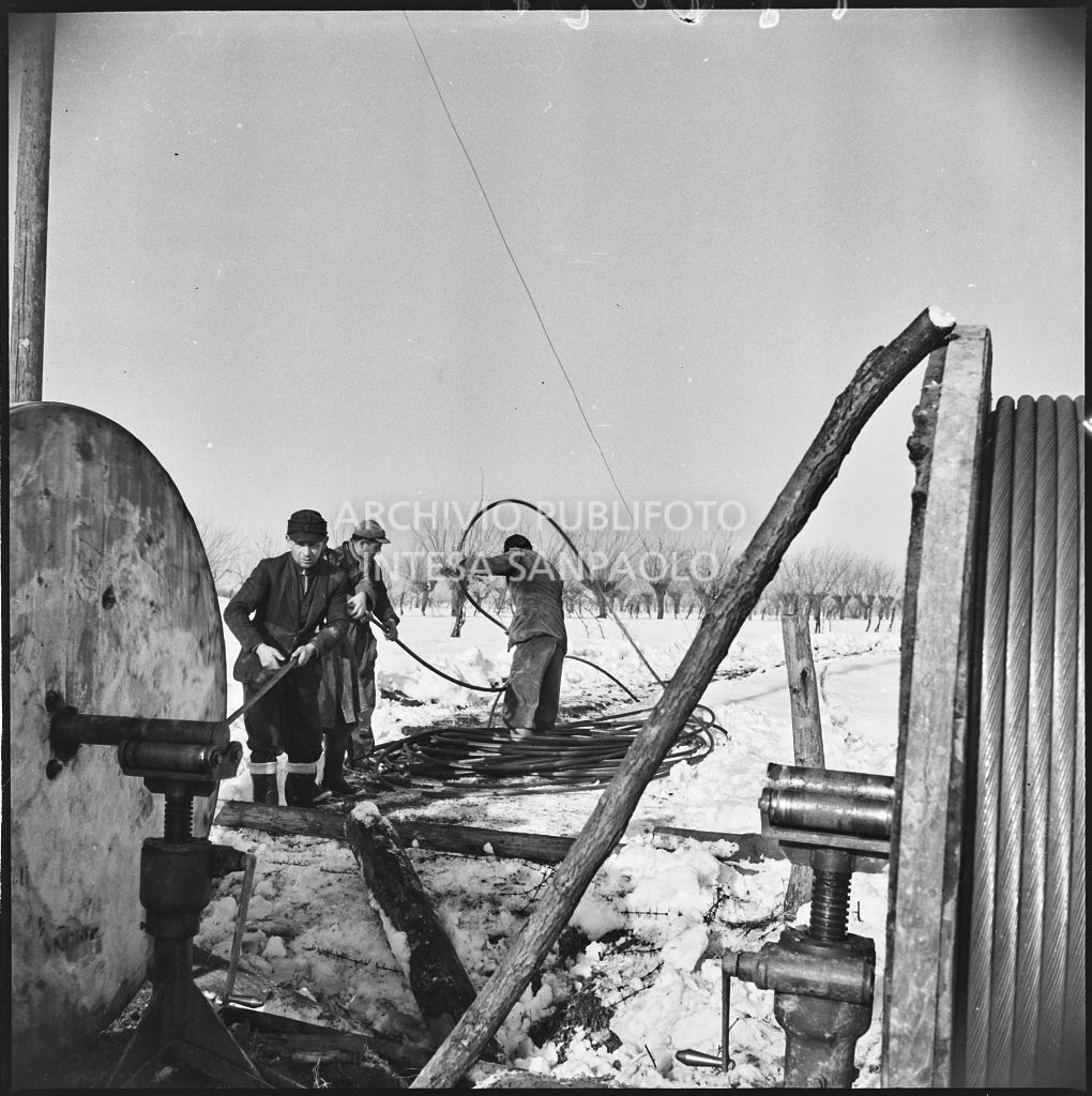 Operai al lavoro nella neve per l'allacciamento dei cavi elettrici della Edison<br>196156