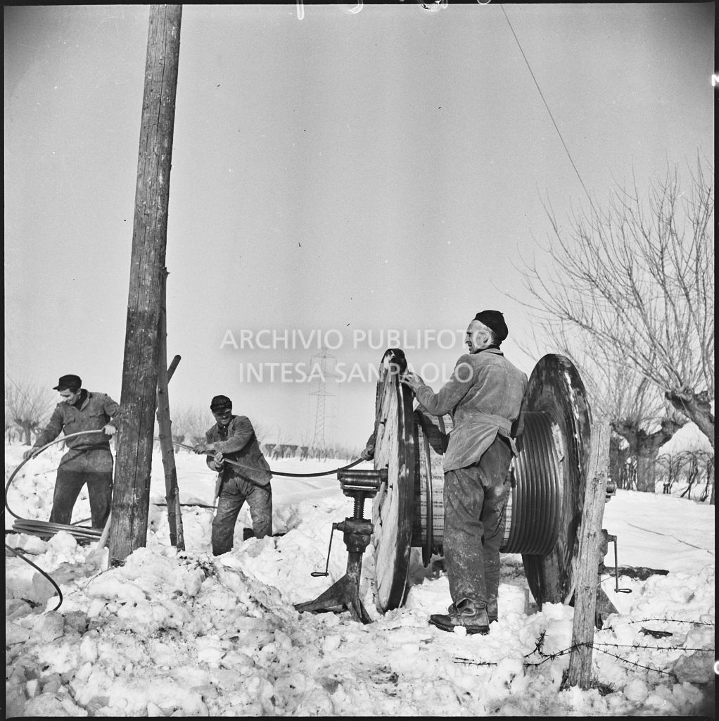 Operai al lavoro nella neve per l'allacciamento dei cavi elettrici della Edison<br>196157