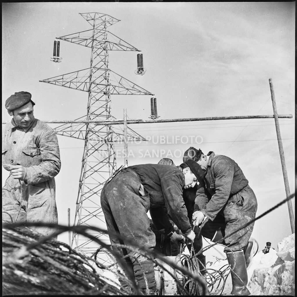Operai al lavoro nella neve per l'allacciamento dei cavi elettrici della Edison<br>196158