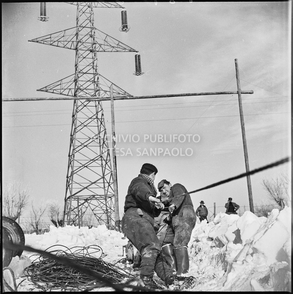 Operai al lavoro nella neve per l'allacciamento dei cavi elettrici della Edison<br>196159